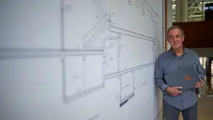 Carlos Cánovas participa en la presentación de un libro sobre los 40 años de un edificio de la Universidad de Navarra