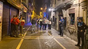 El 'juevincho' de las sanciones: multan a 77 personas por incumplir la normativa, 27 de ellas por hacer botellón