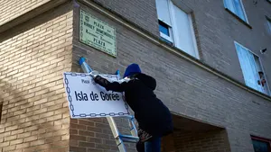 Un colectivo de migrantes cambia el nombre de varias calles en Pamplona y tacha a Navarra de ser racista