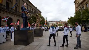 Abertzales radicales e inmigrantes se unen para decapitar al rey Felipe VI frente al Gobierno de Navarra