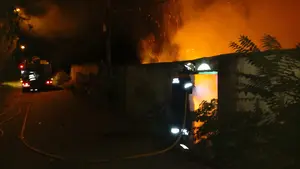 Bomberos de Tudela extinguen las fuertes llamas originadas en una casa abandonada de Corella