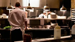 El nuevo reto de los restaurantes navarros: ofrecen cenas a las 8 para poder servirlas antes del límite de las 10