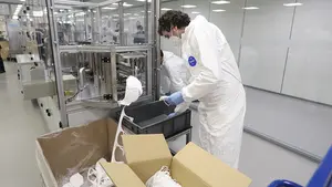 Una fábrica de Navarra reconvierte su negocio y anuncia que fabricará 70.000 mascarillas homologadas al día