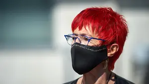 "Sigue al frente de un barco que va a terminar de hundir": reclaman a la consejera de Salud que dimita