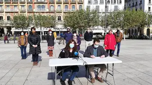 Un 'batiburrillo' de políticos y sindicatos navarros usan la 'crisis Covid' para pedir la caída de la Monarquía