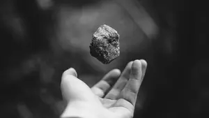 Lanzan una piedra desde un monte en Tudela que rompe la luna trasera de un vehículo en marcha