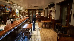 La última tarde de bares en Pamplona: “A mí personalmente me hunde, me mandan al ERTE y ya veremos cuándo cobro"