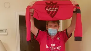El directivo de Osasuna con coronavirus también celebra el centenario en las redes conectado a un respirador