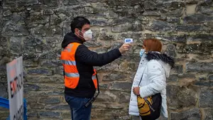 Control de temperatura y visitas sin flores: las imágenes del día más extraño en el cementerio de Pamplona