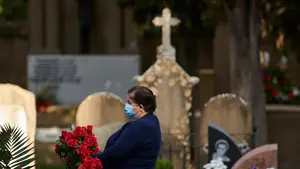 El día de Todos los Santos aún más triste en el cementerio de Pamplona: "Este año es horrible"