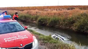 Un choque entre dos vehículos en Murchante deja cuatro heridos y un coche sumergido en el canal de Lodosa