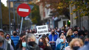Cientos de personas protestan contra las medidas de Chivite que han cerrado la hostelería