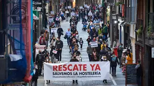 "Bares sí, políticos no": la hostelería vuelve a las calles de Pamplona para protestar por el cierre del sector