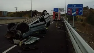 Accidente en la A-12: una conductora, hospitalizada tras volcar a la altura de Puente la Reina