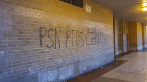 Pintadas contra el PSN en Pamplona después de que apoyase a NA+ en el cambio en los servicios preventivos