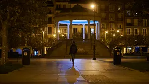 Así es la vida durante el toque de queda en las calles de Pamplona: el imponente silencio de una noche eterna