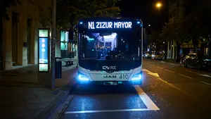 Tendrá que pagar miles de euros tras bajar de la villavesa a una chica antes de la última parada