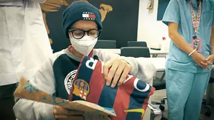 Un niño se recupera de un tumor cerebral en la CUN y recibe una sorpresa de uno de sus ídolos