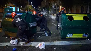 Jóvenes abertzales siembran el caos en pamplona en plena crisis del coronavirus: las imágenes de los tumultos