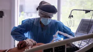 Navarra sigue bajando su presión hospitalaria en una jornada en la que se doblan los contagios por Covid