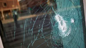 La resaca de la violencia abertzale en Pamplona: escaparates destrozados y cajeros de bancos inutilizados