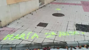 Aparecen pintadas contra Chivite en su pueblo en las que exigen la reapertura de los locales para jóvenes