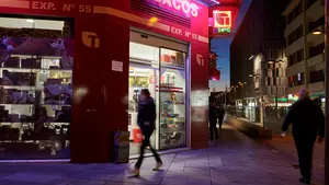 El detenido por un pu&ntilde;etazo en un estanco de Pamplona rob&oacute; en otro comercio y la juez lo env&iacute;a a prisi&oacute;n