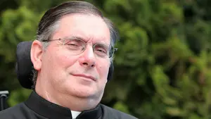 Fallece el sacerdote tetrapléjico Luis de Moya, antiguo capellán de la Universidad de Navarra