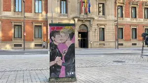 El artista urbano LKN se pasa a la política y refleja el beso entre Chivite (PSN) y Bakartxo Ruiz (Bildu)