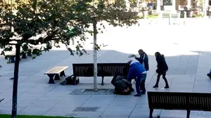 Pelea multitudinaria en el centro de Pamplona: la policía disuelve una reyerta en la Plaza del Castillo