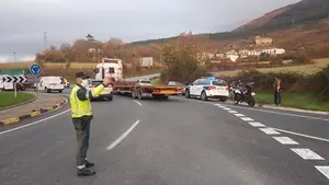 Un doble accidente en la ronda de Pamplona, a la altura de Ansoáin, se salda con un motorista herido