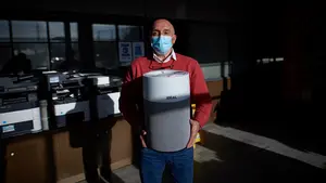 La empresa navarra que limpia el aire de la Covid-19: el purificador que buscan ahora escuelas y restaurantes