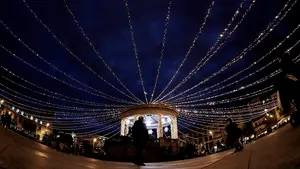 La Navidad ya está en Pamplona: las calles del casco antiguo brillan con las luces más especiales