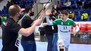 Balonmano de máxima categoría entre Anaitasuna y el Huesca en Pamplona: las mejores imágenes del choque