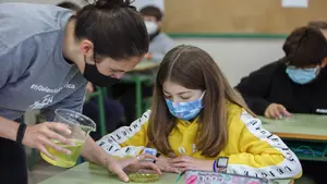 "No hay dificultades añadidas por ser mujer": la UPNA imparte talleres de ciencia y tecnología a alumnos de la ESO