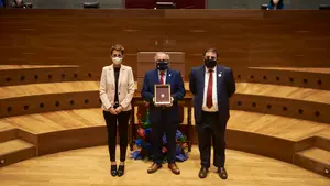 El Parlamento se vuelve 'rojillo': Osasuna recibe la Medalla de Oro como uno de los mejores embajadores de Navarra