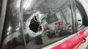 "Brutal agresión" a la Policía Foral en Etxarri Aranatz: un grupo de jóvenes lanzan botellas y hieren a un agente