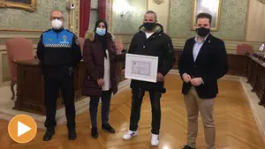 Tudela reconoce al hombre que salvó la vida al niño que cayó al Ebro: "Quedará en el corazón de la ciudad"