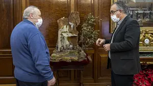 Sencillo y minimalista: así es el belén que decorará el despacho del alcalde de Pamplona durante la Navidad