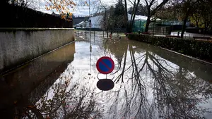El Arga se desborda a su paso por Pamplona y varios tramos cercanos al río están cortados a la circulación