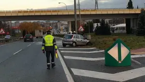 Trasladado al hospital un joven de 18 años tras chocar contra una bionda en el acceso a Pamplona