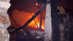 Una persona sufre quemaduras en su cara y antebrazos tras desatarse un gran incendio en una borda de Zubieta