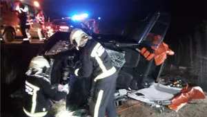 Triplica la tasa de alcoholemia y vuelca en Cadreita: bomberos desatrapan de noche a un joven de 25 años