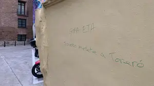 Realizan una pintada a favor ETA y contra Alejandro Toquero frente al Ayuntamiento de Tudela