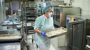 El personal 'invisible' pero vital en los hospitales navarros durante la pandemia: "Con la comida se puede hacer mucho"