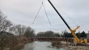 Concluye la instalación de una pasarela que unirá a dos municipios navarros separados por el Arga