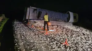 Cortado el acceso a Carcastillo: vuelca un camión en la NA-8604 y pierde 20 toneladas de piedra en la vía