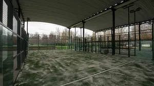 Un complejo deportivo de Pamplona estrena nuevo césped artificial de última generación para sus pistas de pádel