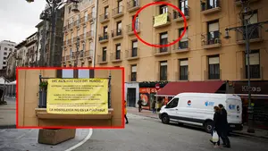 La pancarta de un hostelero en Pamplona harto por el trato que les ha dado el Gobierno de Chivite en Navarra