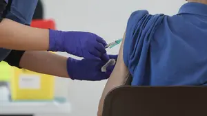 Navarra vacuna a casi 1.100 personas en un día mientras mantiene el goteo de hospitalizados y fallecidos